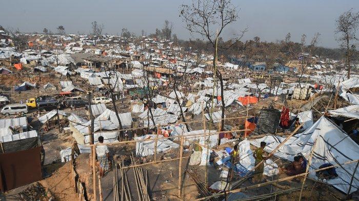 Pengungsi Rohingya membangun tempat penampungan sementara beberapa hari setelah kebakaran membakar rumah mereka di kamp pengungsi di Ukhia, di distrik Cox's Bazar pada 25 Maret 2021.