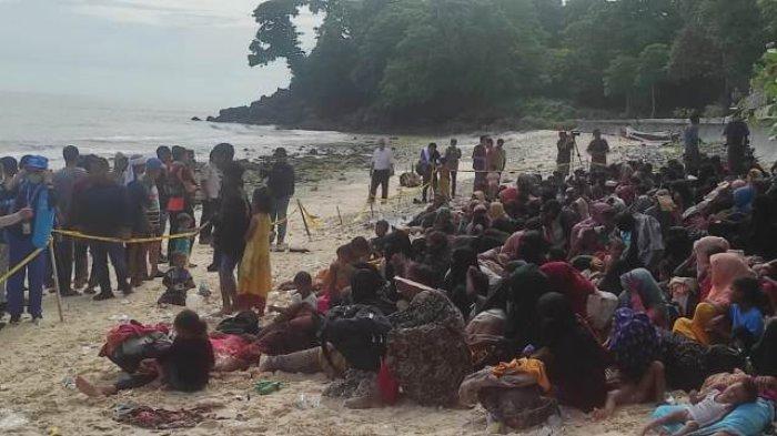 Pengungsi Rohingya terdampar di tepi pantai Ujong Kareung, Kota Sabang, Provinsi Aceh, Selasa (21/11/2023).
