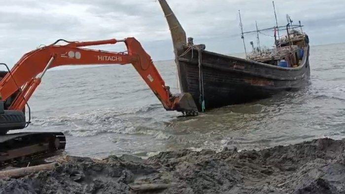 Perahu atau boat ditumpangi Rohingya di laut kawasan Gandapura sudah ditarik ke pelabuhan Krueng Geukueh, Aceh Utara.