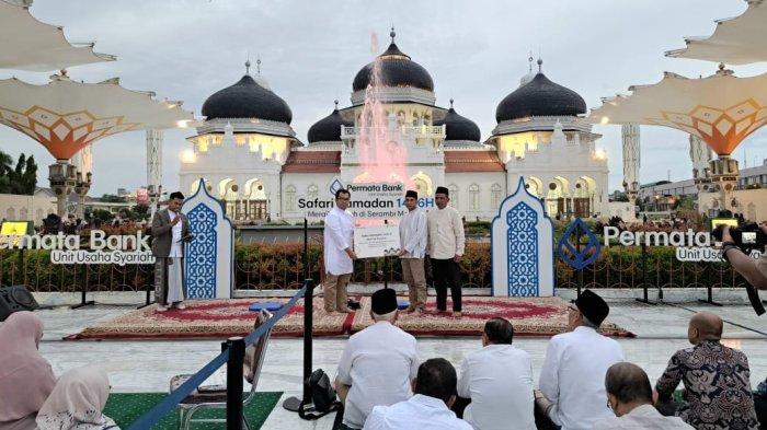 Penyerahan donasi dalam rangkaian Safari Ramadan yang digelar Unit Usaha Syariah PT Bank Permata Tbk yang diterima secara simbolis oleh Kepala UPTD Masjid Raya Baiturrahman, Saifan Nur di Banda Aceh, Kamis (13/3/2025).