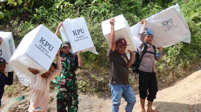 Personel TNI-POLRI melakukan pengawalan distribusi logistik pemilu ke lima Desa di Kecamatan Simpang Jernih Aceh Timur, Selasa (13/2/2024).