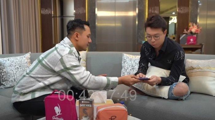 Pertemuan RK Atok dan Richard Lee dalam konten podcast yang diunggah di YouTube dr. Richard Lee, MARS. (YouTube dr. Richard Lee, MARS)