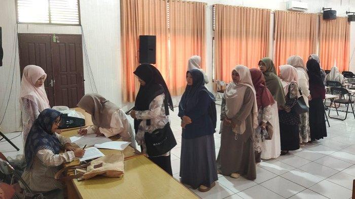 Peserta bimtek penulisan konten berbasis lokal melakukan registrasi di Kantor Diklat Pidie, Sabtu (19/7/2025). Bimtek tersebut dilaksakan Dispersip Pidie