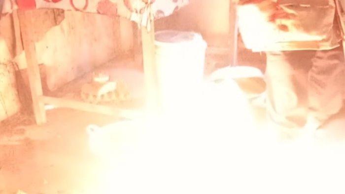Petugas BPBD Aceh Besar melakukan upaya penanganan terhadap kompor gas yang terbakar di Gampong Lamtanjong, Kecamatan Suka Makmur, Jumat (27/6/2025).