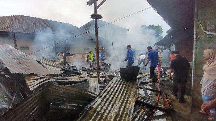 Petugas bersama masyarakat saat memadamakan api yang membakar rumah warga Gampong Gedubang Aceh.