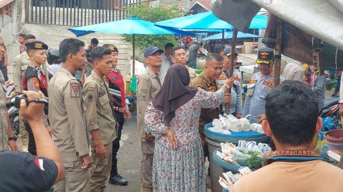 Petugas gabungan saat menertibkan lapak dagangan pedagang di salah satu ruas jalan di Pusat Pasar Langsa.