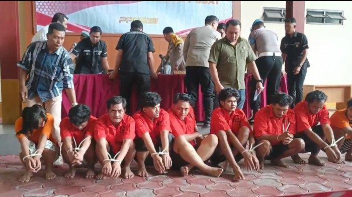 Petugas menunjukkan delapan tahanan yang sempat kabur dari rumah tahanan (rutan) Polsek Metro Tanah Abang dan berhasil ditangkap, dalam jumpa pers di Polres Metro Jakarta Pusat, Kamis (22/2/2024).