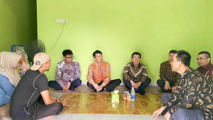 Para Pimpinan China Datang Overseas Holding (CDTO) saat berkunjung ke rumah karyawan PT MPG pada Hari Raya Idul Adha 1444H, Kamis (27/6/2023).