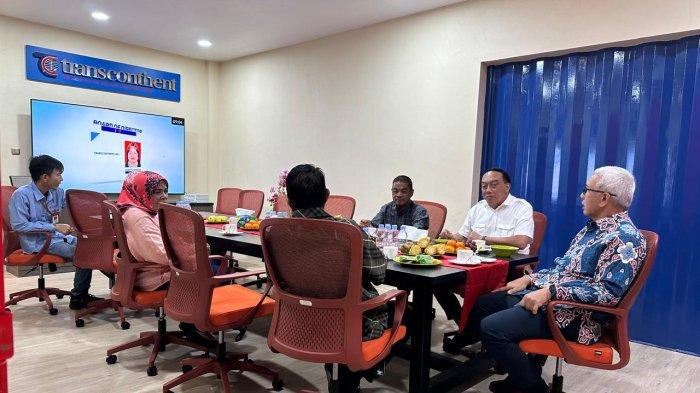 Pj Gubernur Gorontalo, Rudy Salahuddin bersama Kadis Pertanian Muljadi Mario, berkunjung ke kantor PT Trans Continent Gorontalo, Rabu (6/11/2024). Ini merupakan kunjungan balasan setelah CEO Trans Continent Ismail Rasyid melakukan audiensi ke kediaman Pj Gubernur Gorontalo, Selasa (15/11/2024).