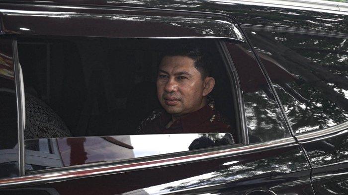 Plt Sekda Banda Aceh menunggu pesanan di gerai drive thru Kutaradja Fried Chicken.
