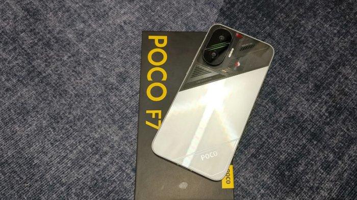 POCO - Poco F7 varian Cyber Silver Edition beserta kotak kemasannya.