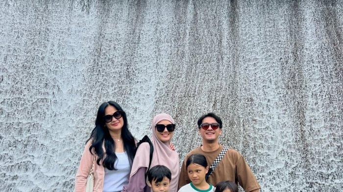 Potret Donna Harun dan keluarga.