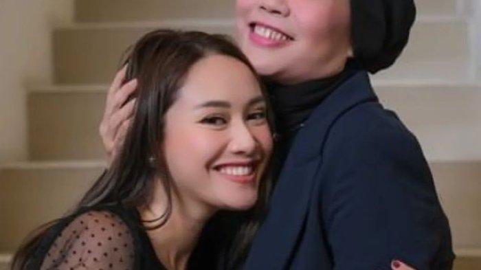 Potret Kedekatan Dewi Yull dan Menantu.