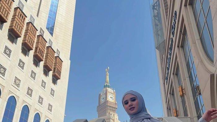 Potret Tissa Biani saat Umroh.