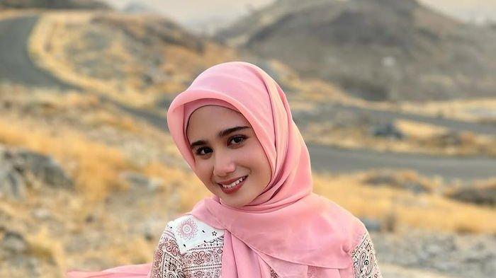 Potret Tissa Biani saat Umroh.