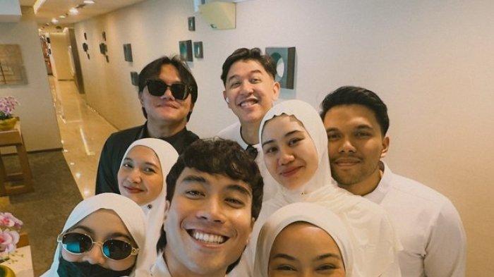 Potret empat pasang selebritis yang hendak berangkat umrah bersama. Momen ini disebut sebagai kali pertama netizen melihat Mahalini memakai hijab.