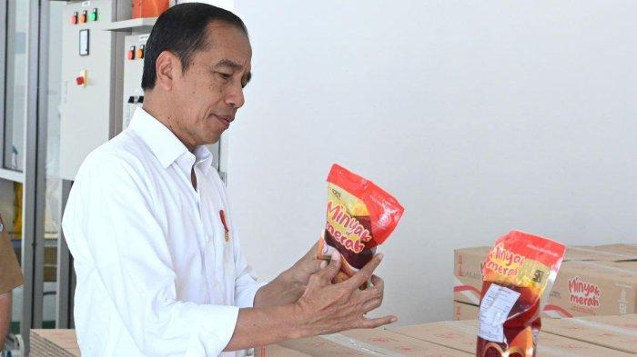Presiden Jokowi mempromosikan minyak makan merah, yang diklaim lebih murah dari minyak goreng.