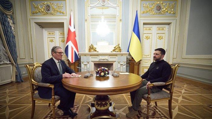 Presiden Ukraina Volodymyr Zelensky dan Perdana Menteri Inggris Keir Starmer telah menandatangani perjanjian bersejarah mengenai kemitraan 100 tahun selama pertemuan di Kyiv, Kamis (16/1/2025)