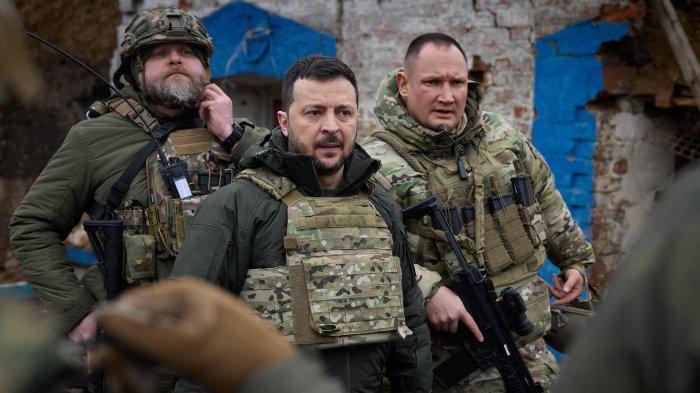 Presiden Volodymyr Zelensky sedang berbicara dengan prajurit selama kunjungannya ke wilayah Zaporizhzhia, di tengah invasi Rusia di Ukraina pada 4 Februari 2024