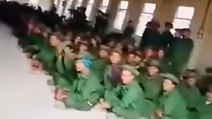 Pria Rohingya yang direkrut terlihat di tempat pelatihan junta militer Myanmar dalam gambar dari sebuah video yang diambil pada bulan Maret 2024.