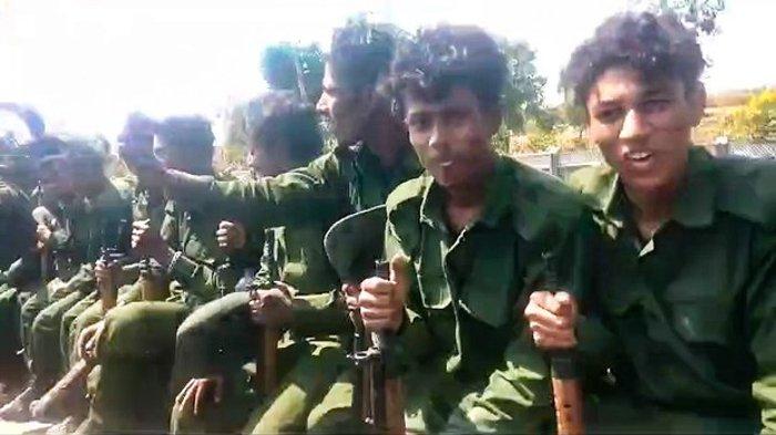 Pria muslim Rohingya dalam pelatihan militer di kamp Junta Myanmar pada 9 Maret 2024