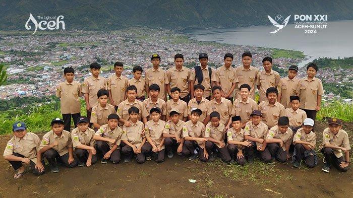 Siswa di Aceh Tengah foto bersama saat tiba di Lancuk Leweng, Takengon, Aceh Tengah. Mereka berjalan kaki dari sekolahnya ke objek wisata ini.