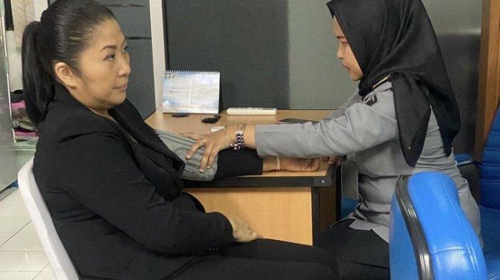 Terpidana kasus pembunuhan berencana terhadap Brigadir Nofriansyah Yosua Hutabarat atau Brigadir J, Putri Candrawathi (PC) menjalani pemeriksaan kesehatan di Lembaga Pemasyarakatan (Lapas) Perempuan Kelas II A Pondok Bambu, Jakarta Timur, Rabu (23/8/2023).(Dokumentasi Ditjen Pas)
