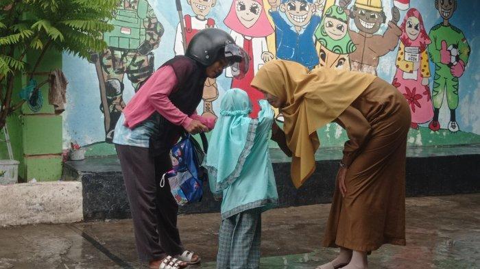 Guru TK RUMAN Aceh menyambut dengan hangat dan ramah setiap murid yang tiba dihantarkan orang tua atau keluarganya. Selasa (15/7/2025)