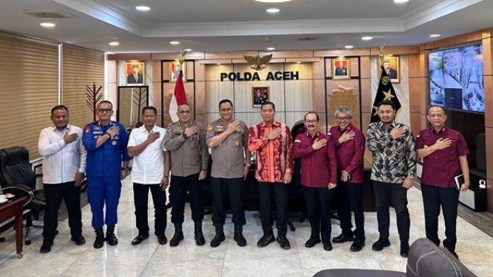 Direktur Intelijen Keimigrasian, Brigjen Pol Drs Ratna Pristiana Mulya dan Kakanwil Kemenkumham Aceh, Meurah Budiman, berkunjung ke Mapolda Aceh, Kamis (1/8/2024) dan diterima Kapolda Aceh, Irjen Pol Achmad Kartiko, untuk membahas isu penanganan pengungsi Rohingya di wilayah Aceh.