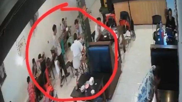 Rekaman CCTV pemukulan balita oleh Makmur, dokter dan Wakil Direktur Pelayanan RSU Bahagia, Makassar, di sebuah kedai kopi saat dia sedang bermain catur.