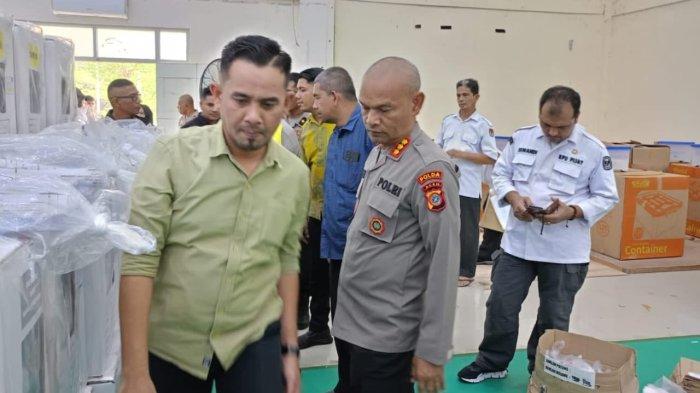Ketua KIP Pijay, Iskandar SSos (kiri) bersama Sekretaris Iswandi SE (kanan) memantau pendistribusian surat suara Pemilu Serentak di gedung Tgk Chik Pante Geulima pada Selasa (13/2/2024) lalu.