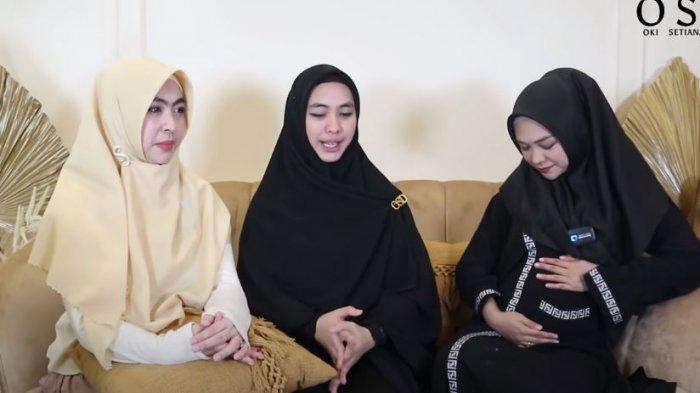 Ria Ricis saat berbincang dengan kedua kakak kandungnya, Shindy Putri dan Oki Setiana Dewi terkait kehamilannya.