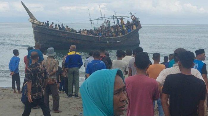 Kapal para pengungsi Rohingya semakin dekat dengan Pantai Kuala Pawon, Kecamatan Jangka, Kabupaten Bireuen, Aceh, Kamis (16/11/2023). Tapi kehadiran mereka kali ini ditolak warga setempat