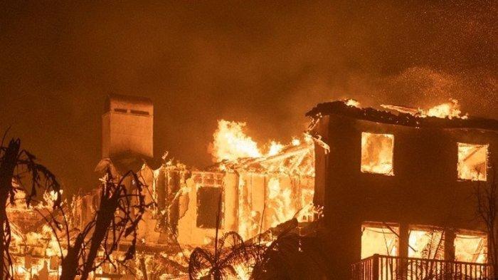 Rumah yang terbakar akibat kebakaran Los Angeles di titik api Palisades Fire, di Pacific Coast Highway, Negara Bagian California, Amerika Serikat, Rabu (8/1/2025).