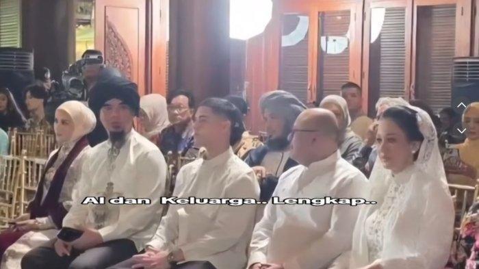 SAKRAL - Mulan Jameela, Ahmad Dhani, Al Ghazali, Irwan Mussry dan Maia Estianty duduk bareng sebelum prosesi sunkeman dan siraman, 14 Juni 2025. Mulan Jameela dan Maia Estianty Duduk Satu Baris di Acara Siraman Al Ghazali.