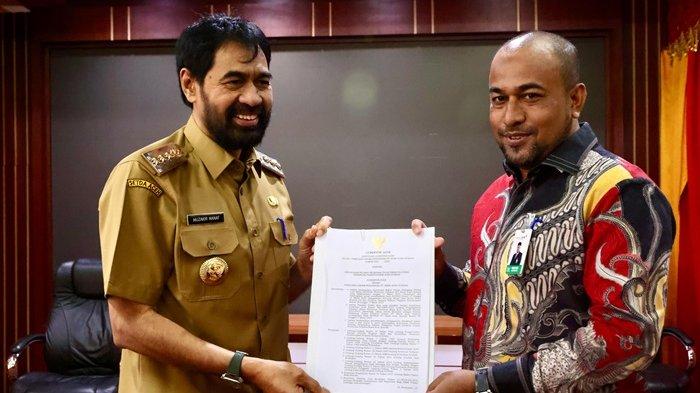SERAHKAN SK – Gubernur Aceh, Muzakir Manaf alias Mualem, menyerahkan SK Plt Dirut Bank Aceh kepada Fadhil Ilyas, di Meuligoe Gubernur Aceh, Banda Aceh, Senin (17/3/2025).