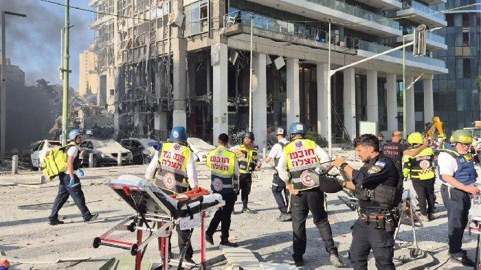 Salah satu lokasi di Tel Aviv, Israel. Di mana rudal berat Iran jatuh sebagai bagian dari serangan rudal terkuat pagi ini, Kamis (19/6/2025)