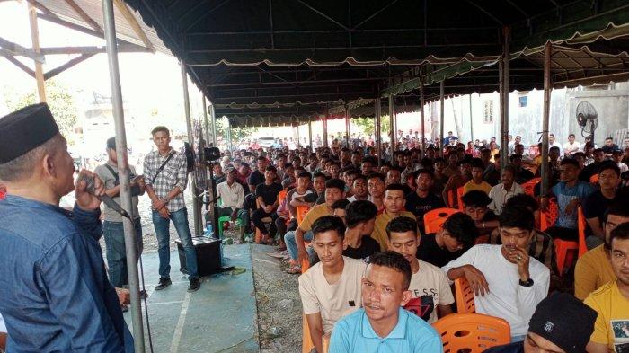 Cabup Pidie, Sarjani Abdullah, bersilaturrahmi dengan warga Ujong Rimba, Kecamatan Mutiara Timur, Pidie, Rabu (23/10/2024), melakukan kampanye dialogis.