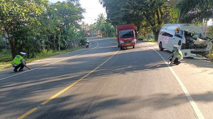 Personil Sat lantas Aceh Timur saat mengecek mobil Hice yang mengalami kecelakaan di di jalan lintas Nasional Medan-Banda Aceh tepatnya di Gampong Seuneubok Pidie, Kecamatan Peureulak, Aceh Timur pada Jumat (18/7/2025).