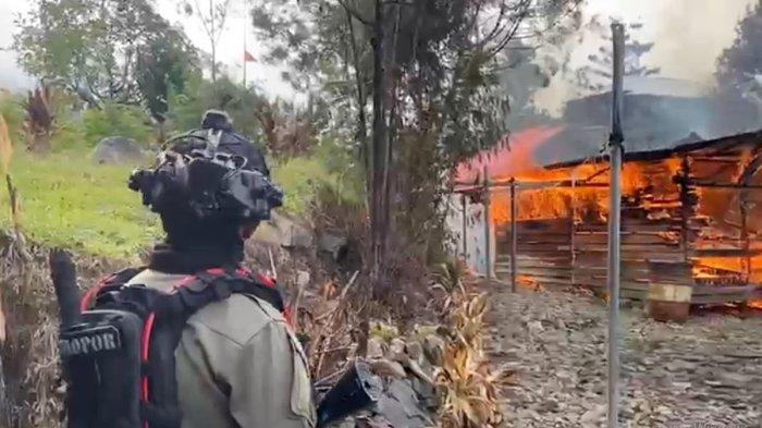 KKB BAKAR RUMAH - Satgas Damai Cartenz mendatangi lokasi kejadian pembakaran rumah Bupati Puncak Elvis Tabuni dan Kantor Distrik Omukia yang diduga dibakar KKB pada Minggu (6/7/2025).