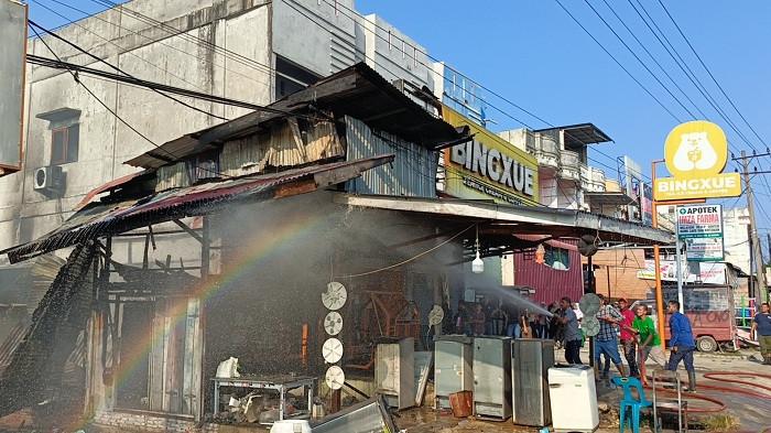 Satu unit ruko berkonstruksi kayu hangus terbakar di Gampong Jawa, Kecamatan Idi Rayeuk Aceh Timur, pada Selasa (29/7/2025).