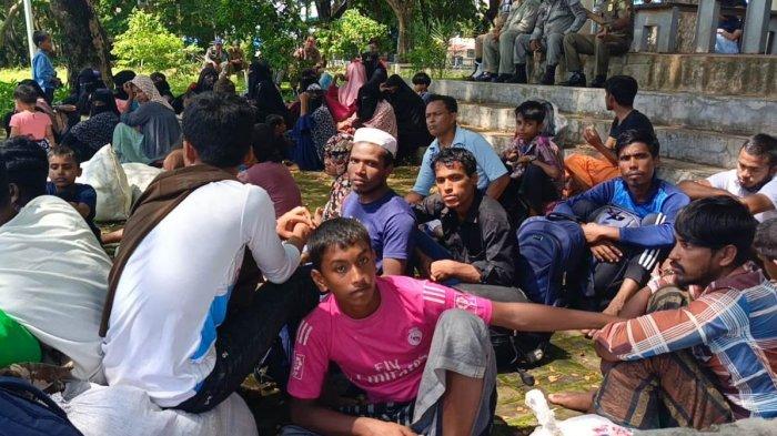 Sebanyak kurang lebih 139 etnis Rohingya kembali mendarat di Kota Sabang, mereka berlabuh ke pesisir pantai Ie Meulee Sabtu (2/12/2023) dini hari dan mendapat penolakan dari warga Balohan.