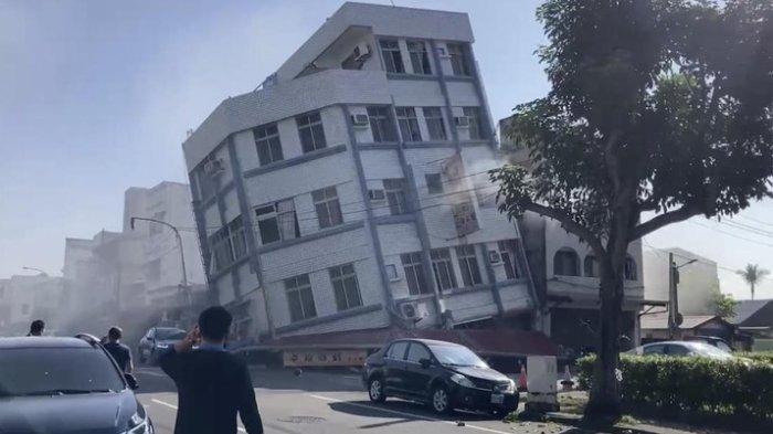 Dalam gambar yang diambil dari rekaman video yang ditayangkan oleh TVBS, terlihat sebuah bangunan runtuh di Hualien, Taiwan timur pada Rabu, 3 April 2024.