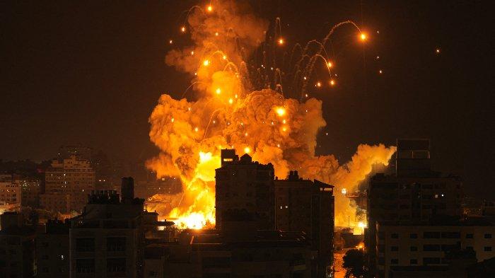 Sebuah rudal meledak di Kota Gaza selama serangan udara dilancarkan Israel pada 8 Oktober 2023. Israel secara resmi menyatakan perang terhadap Hamas pada hari Minggu ketika jumlah korban tewas dalam konflik tersebut melonjak hampir 1.000 setelahHamas melancarkan serangan mendadak besar-besaran dari Gaza.