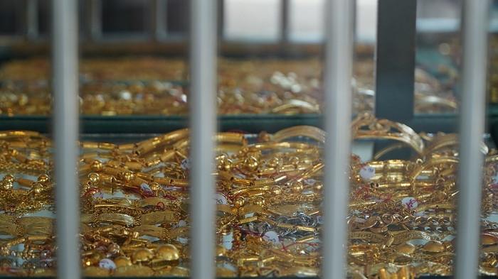 EMAS - Sebuah toko emas di kabupaten Aceh Jaya memajang daganganya dilemari estalase.