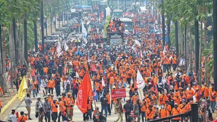 Sejumlah buruh berjalan memasuki area Gelora Bung Karno pada peringatan Hari Buruh di Jakarta, Sabtu (14/5/2022). Perayaan Hari Buruh Sedunia (May Day Fiesta) tersebut Partai Buruh bersama gerakan buruh Indonesia menyuarakan 18 tuntutan salah satunya menolak Omnibus Law UU Cipta Kerja.