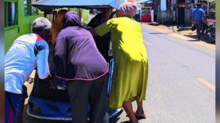KOLASE TRIBUNNEWS Sejumlah warga Leato, Gorontalo, bergerak ke lokasi tinggi usai peringatan tsunami, Rabu (30/7/2025).