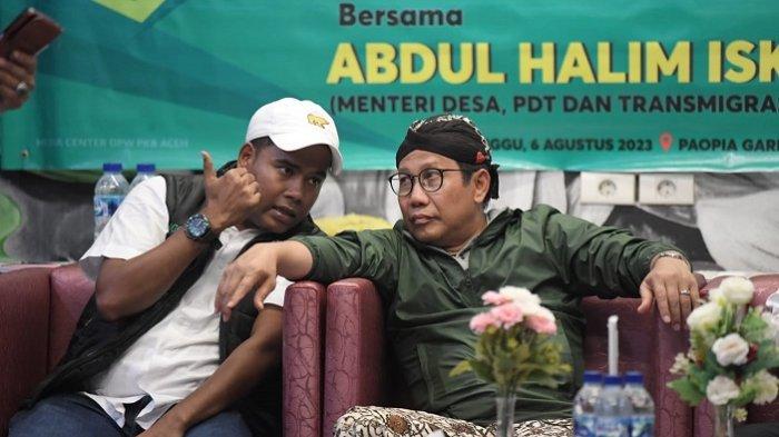 Sekjen PKB Aceh Munawar, M.Si berbicara dengan Menteri Desa, Daerah Tertinggal, dan Transmigrasi, (PDTT) Abdul Halim Iskandar (kanan) saat kunjungan kerja ke Aceh