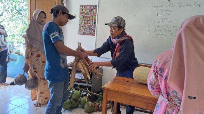Sekolah di Banyumas bolehkan orangtua mengganti biaya pendaftaran dengan hasil bumi.