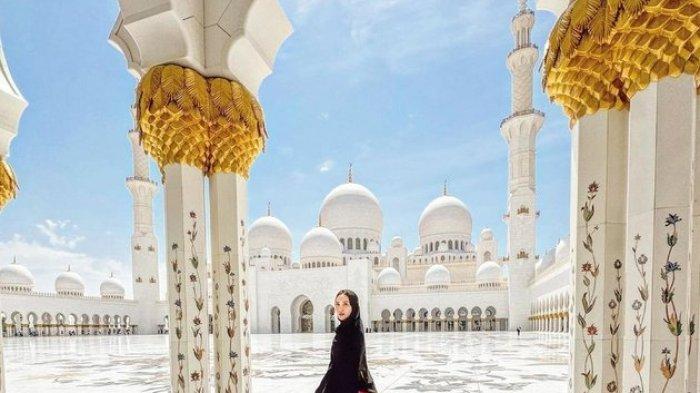 Selain Dubai, Shandy juga berkunjung ke Sheikh Zayed Grand Mosque. Masjid ini berada di Abu Dhabi, Ibukota Uni Emirat Arab.